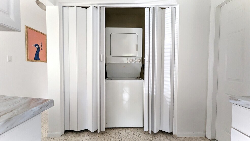 In-unit washer dryer combo - 2846 W Tamiami Cir