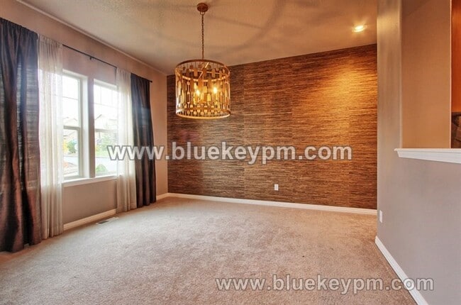 Building Photo - 4 Bed, 3 Bath Home in Happy Valley with Pr...