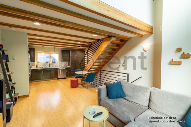 Building Photo - 215 24th Ave E