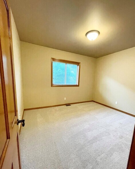 Building Photo - 5805 Englewood Ave