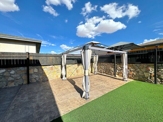 Building Photo - East El Paso 4 bed Refrig A/C with Gorgeous Backyard!