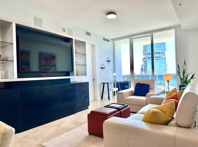 Building Photo - 18201 Collins Ave