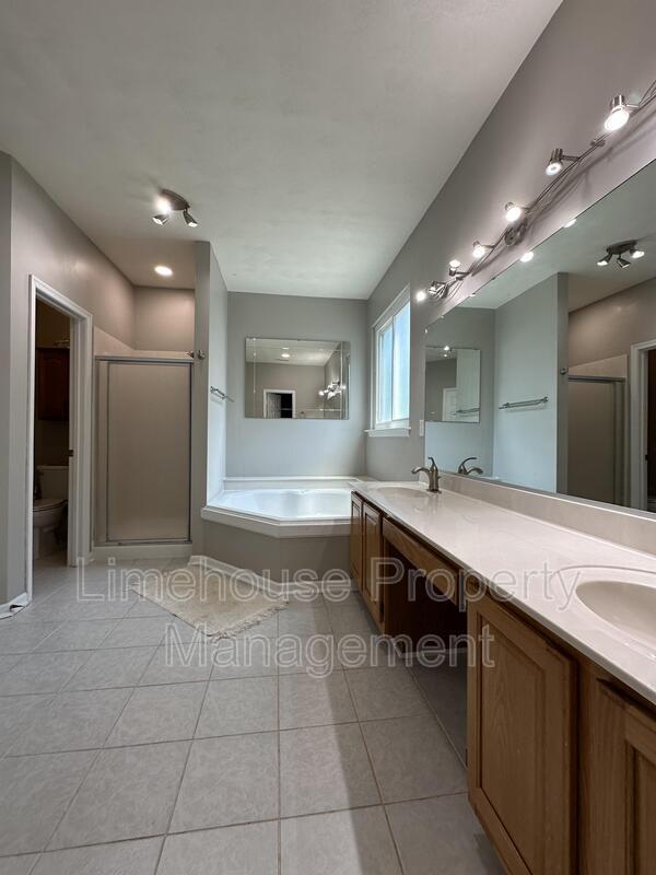 Building Photo - 3236 Barbour Dr