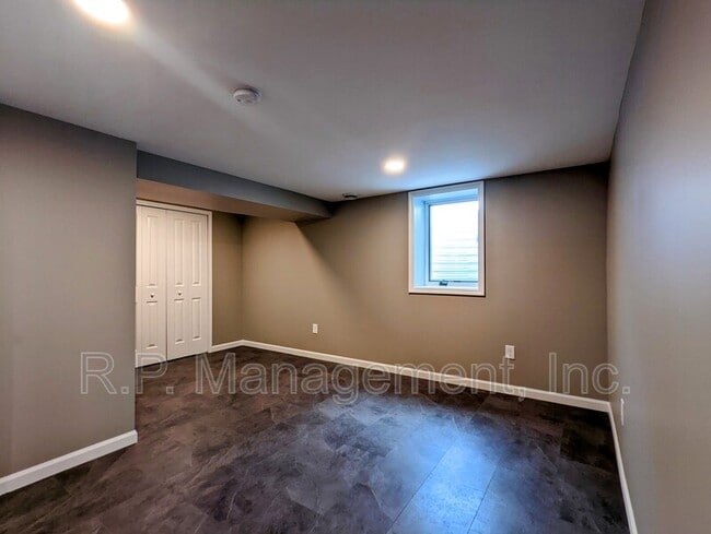 Building Photo - 1194 Laurie Rd W