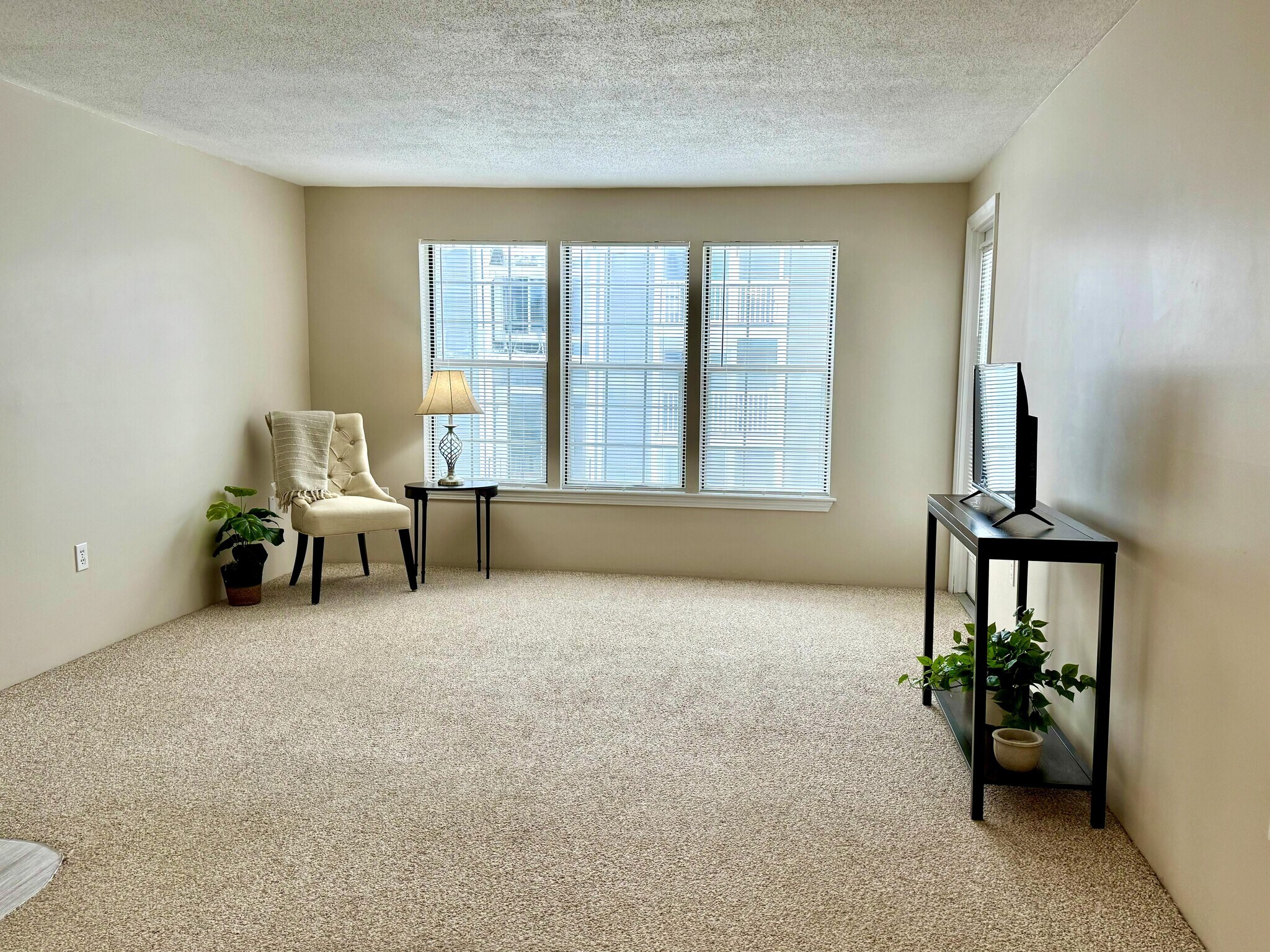 Building Photo - 18 Walden Dr