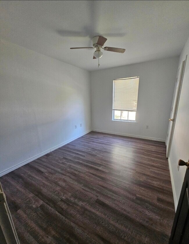 Building Photo - 409 E Kerr Ave