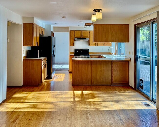 Building Photo - 4 Bed / 2.5 Bath Education hill in Redmond 2-story home $4,095/month