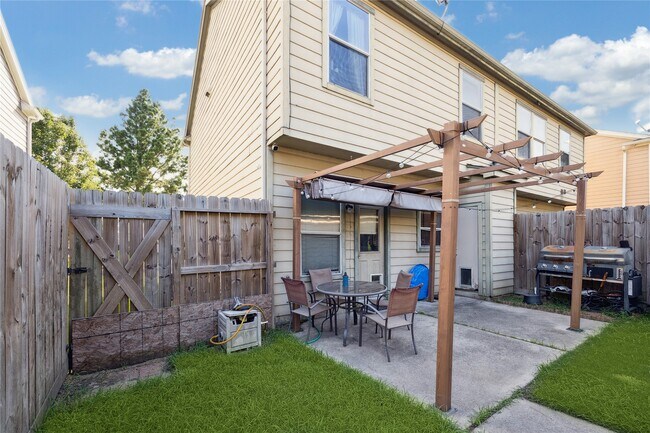Building Photo - 23634 Wildwood Green Way