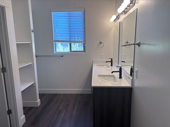 Building Photo - 3 bed | 2.5 bath single story with office