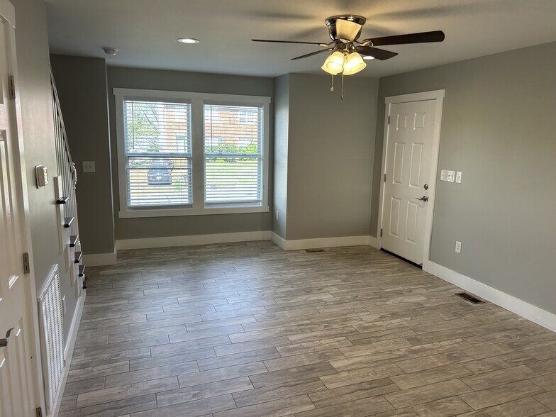 Building Photo - 2611 Lakevilla Dr