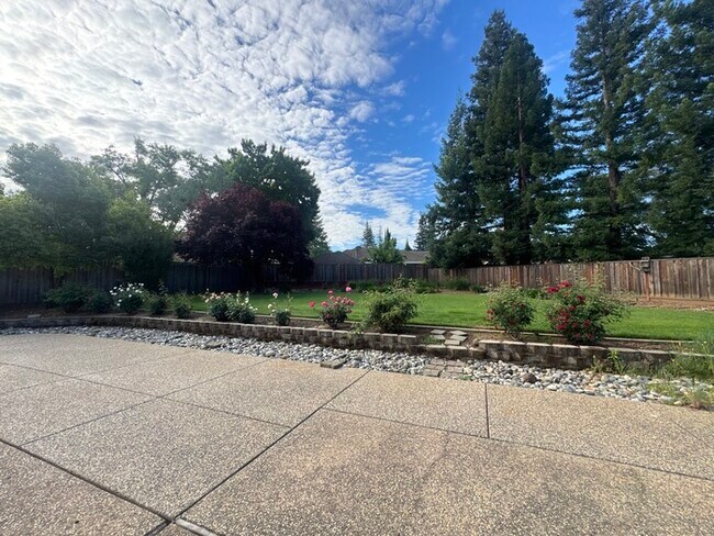 Building Photo - Stunning 3 bedroom 2.5 bathroom home in Folsom with large backyard