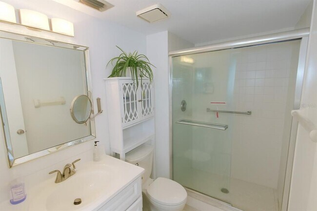Building Photo - 2124 N Tamiami Trl