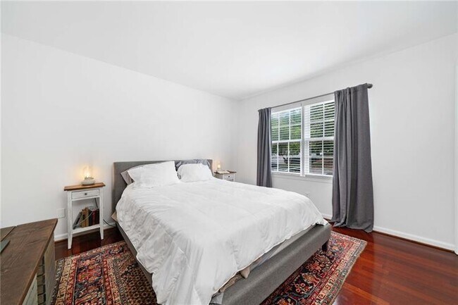 Building Photo - 52 Chaumont Square NW