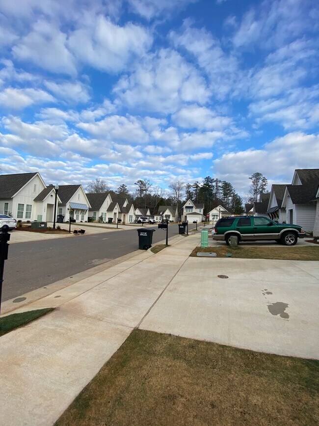 Building Photo - Fox Run Village Duette with Amenities