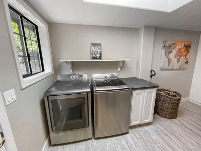 Building Photo - Garfield House: Fully Furnished House, Large private lot across from Golf Course $300 Utility Fee