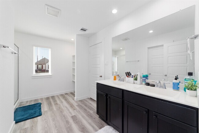 Building Photo - 12315 Churchill downs Dr