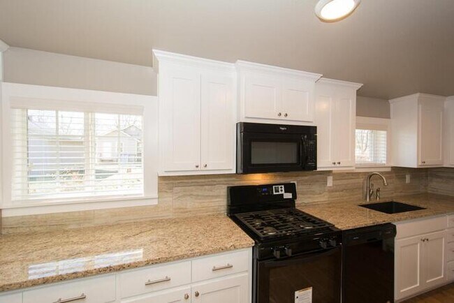 Building Photo - Spacious 1/1 Retreat – Steps from TU & Tulsa’s Hot Spots