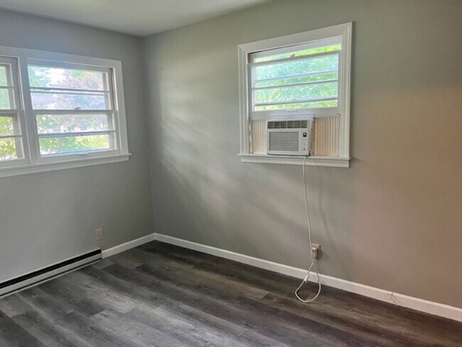 Building Photo - 3 bed 1 bath Single Family Home with 1 car attached Garage