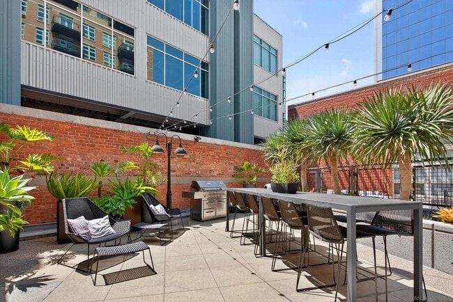 Building Photo - 877 Island Ave