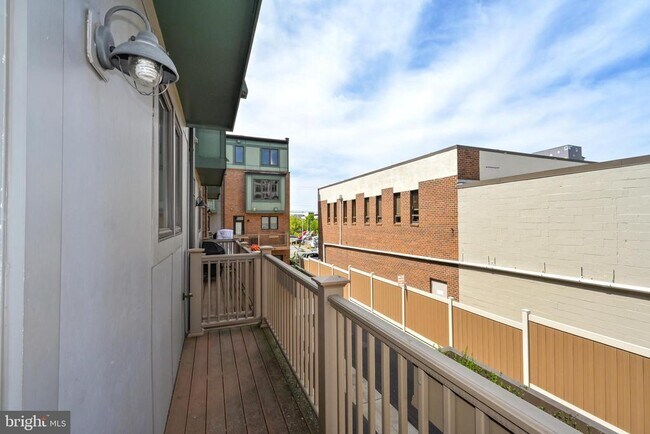 Building Photo - 8337 Looking Glass Way