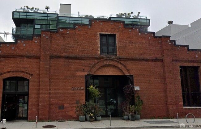 Building Photo - 260 King St