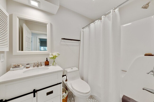 Building Photo - Stunning 3 Bedroom with a Beautiful View i...