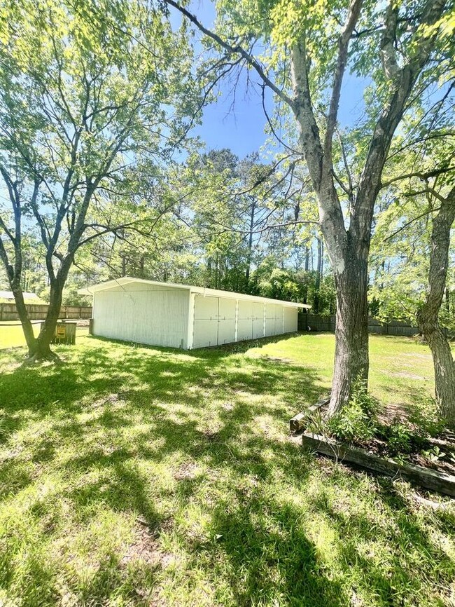 Building Photo - Freshly paint! No Carpet! Barn/Garage! Fir...