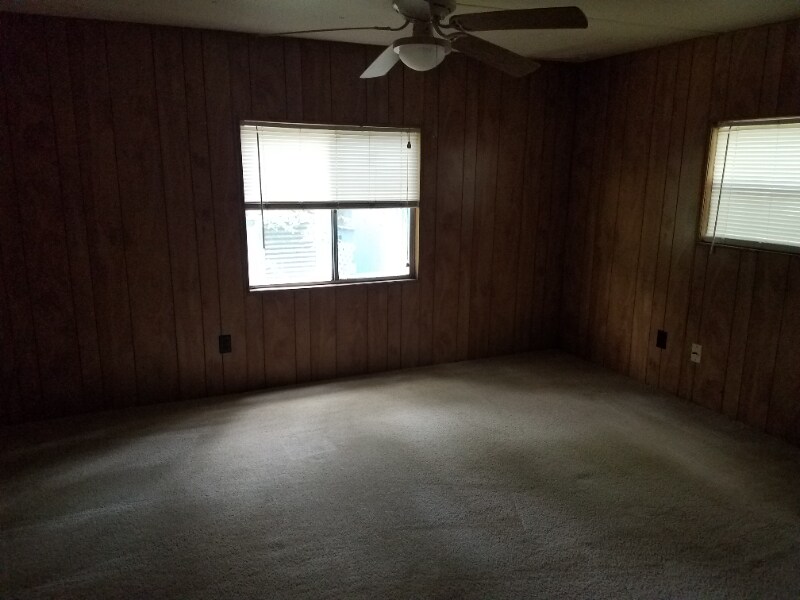 Building Photo - 413 Miller St