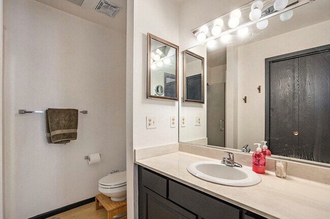 Building Photo - 4 bed/3 bath very spacious, fully furnishe...