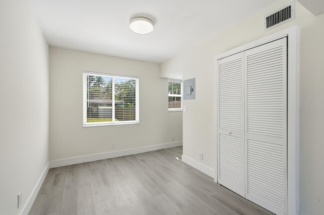 Building Photo - 622 SW 7th Ave