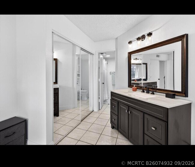 Building Photo - 1548 SE Royal Green Cir