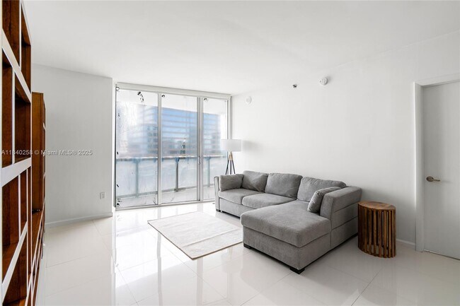 Building Photo - 495 Brickell Ave