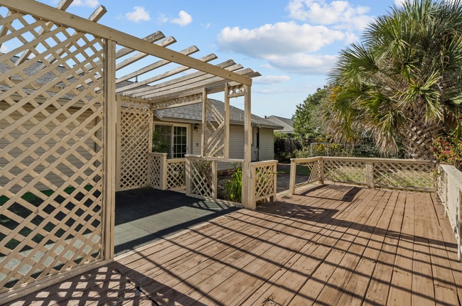 Building Photo - Great 3 Bedroom close to the Beach!