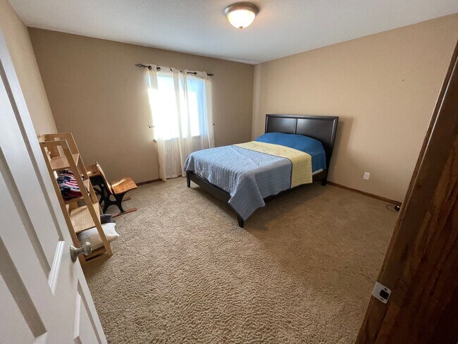 Building Photo - West Side Townhome - Close to Ft. Riley - ...