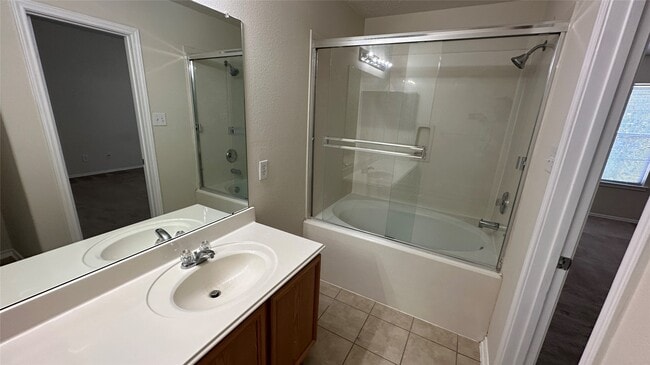 Building Photo - 17123 Oakwood Chase Dr