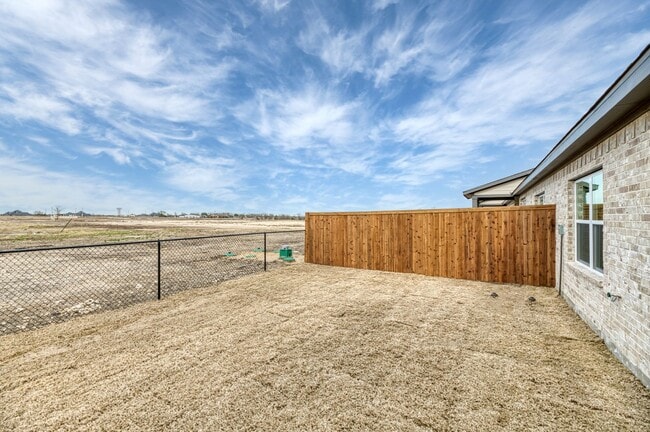 Building Photo - AVAILABLE NOW! 3 BEDROOM TRIPLEX LOT LOCATED ON 1-ACRE LOT IN MIDLOTHIAN, TX!