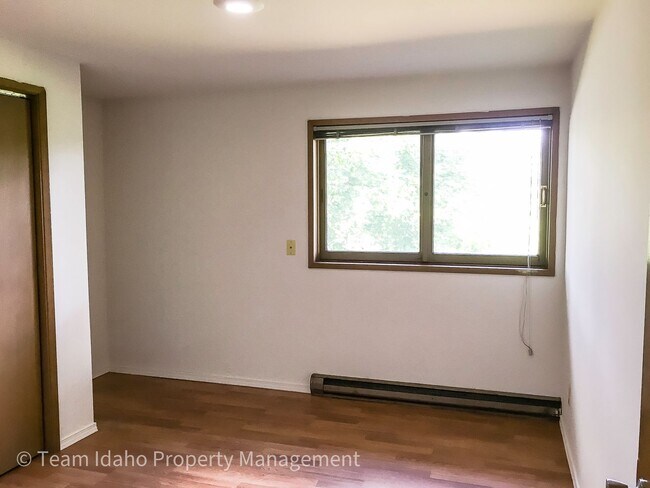 Building Photo - Taylor Ave Tri-Plex