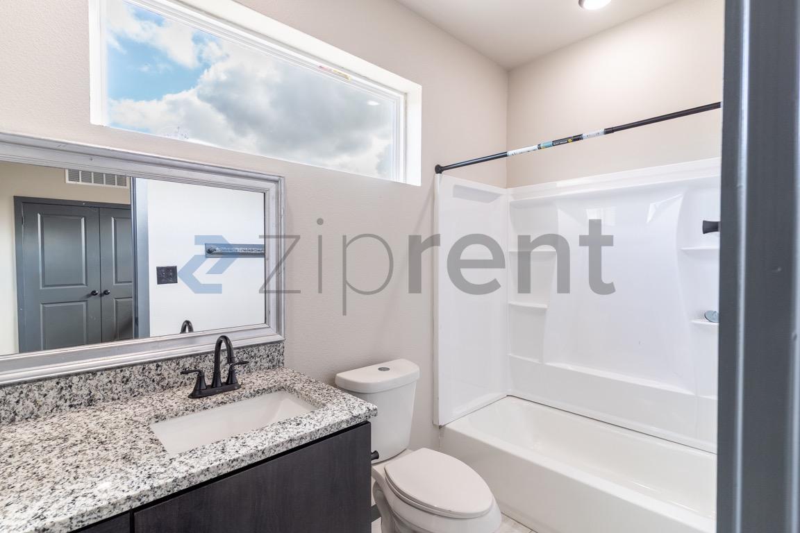 Building Photo - Unit A