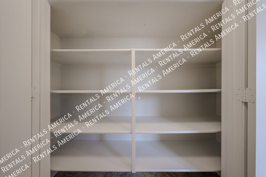 Building Photo - 2472 E Boston St