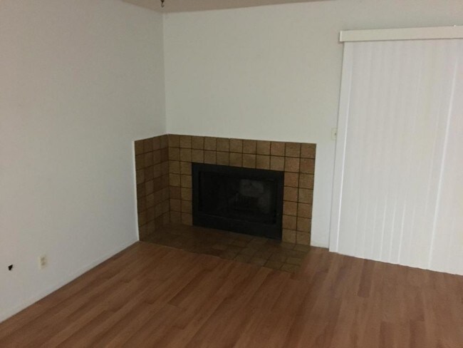 Building Photo - 2004 Ahern St