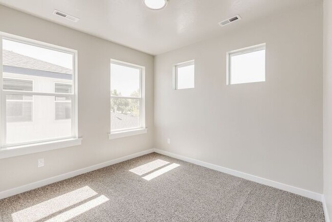 Building Photo - Roe Street Townhomes