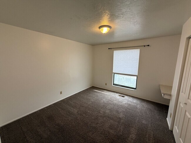 Building Photo - Large Five Bedroom Home, Sandy, 2500 sq ft, New Paint, New carpet, New Flooring