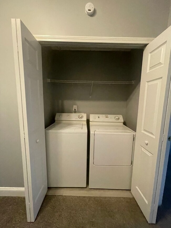 Building Photo - Adorable 2 bedroom 2.5 bathroom townhome |...
