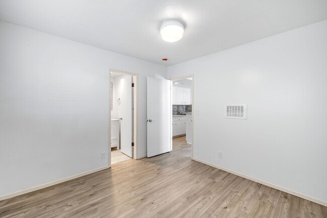 Building Photo - 464 28th St