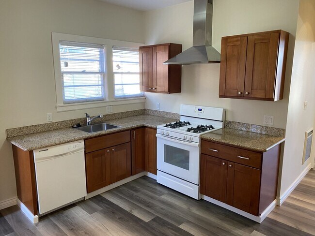 Building Photo - Adorable 2 bedroom 2 bath Apartment