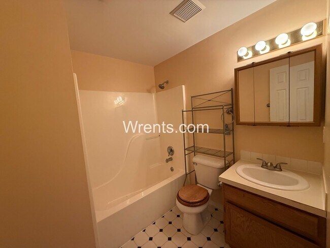 Building Photo - Welcome to this charming 2 bed, 2 bath rancher in Airway Heights!