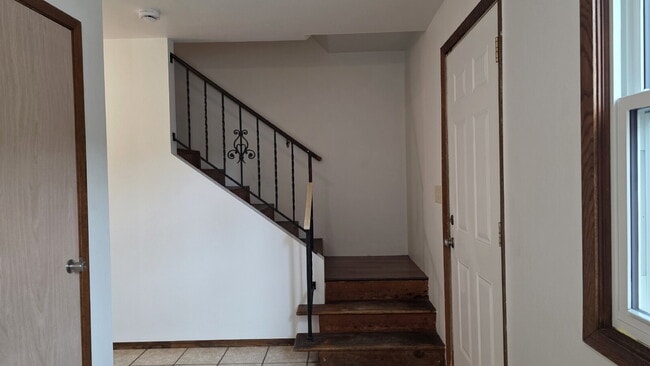 Building Photo - "3-Bed Townhouse with 1.5 Baths in Appleton!