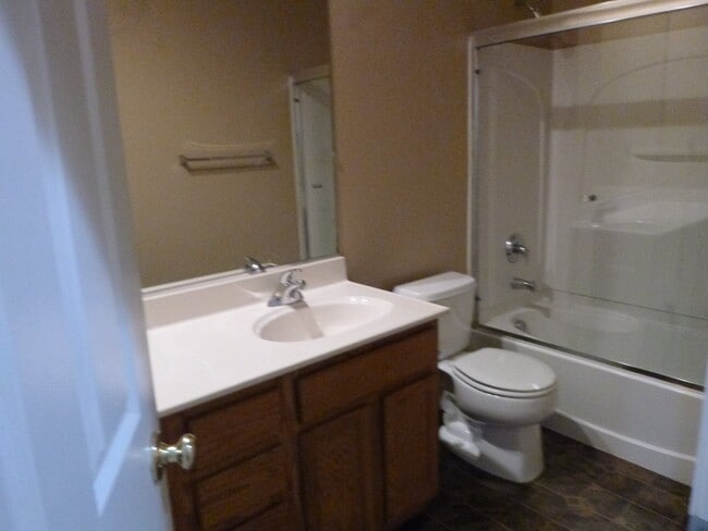 Building Photo - 4 bedroom 2 bath home located in Yuba City