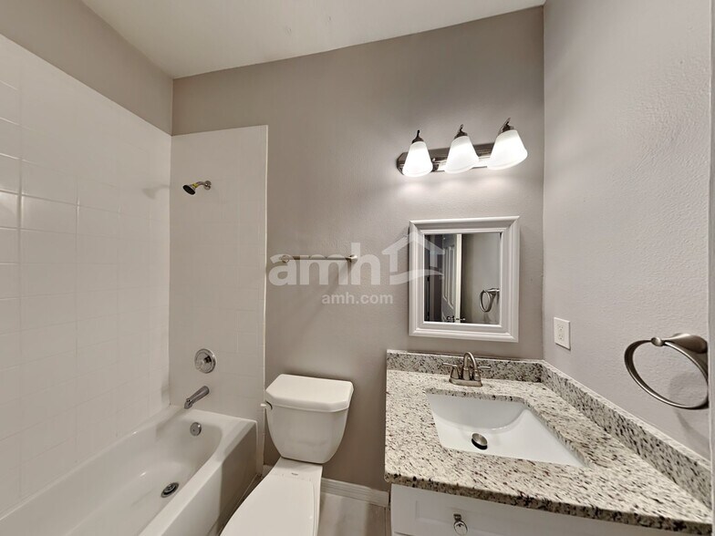 Building Photo - 1560 Mountclair Ct