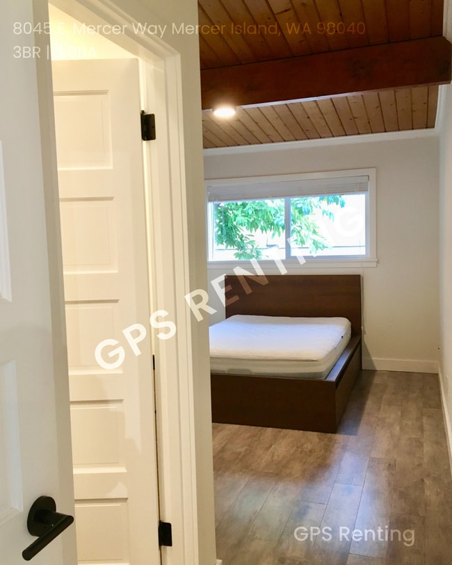 Building Photo - Elegant South Mercer Island Home with Lake...